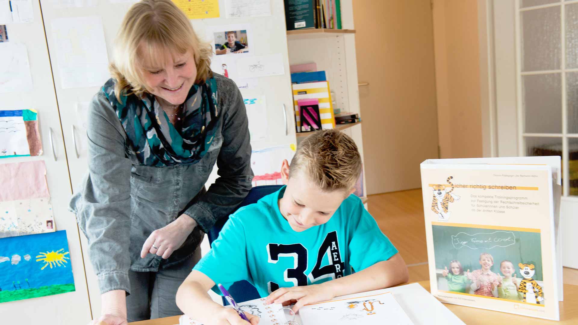 Lernfoerderung kann bei Legasthenie helfen Lerntherapeut finden