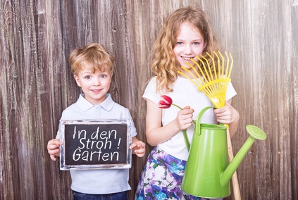 Kinder im Strohballengarten