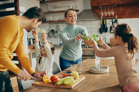 Bild:https://elements.envato.com/de/happy-family-having-fun-while-preparing-healthy-fo-TJD3RJ6