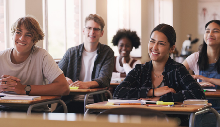 Bild: https://elements.envato.com/de/shot-of-a-group-of-teenagers-in-a-classroom-at-hig-EP2B4G8