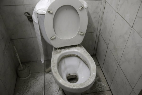 Hilft die Unisex-Toilette gegen Verschmutzung auf Schulklos?
