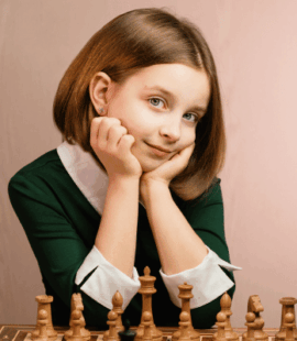 Kind spielt Schach