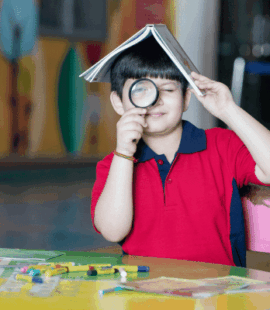 10 Dinge, die (fast) jedes Grundschulkind wissen sollte: Eltern-Guide ohne Druck, aber mit Wirkung „Es ist peinlich, wenn du das als GrundschülerIn nicht weißt“ – diesen Satz meinst du vermutlich eher als Weckruf. Aber in der Praxis macht „peinlich“ Kindern oft Stress, und Stress bremst Lernen. Viel besser funktioniert: „Das ist wichtig für deine Sicherheit und deinen Alltag – wir üben das gemeinsam.“ Hier kommen 10 Dinge, die Grundschulkinder wirklich stärken – mit alltagstauglichen Eltern-Tipps, wie ihr das entspannt übt. Warum diese 10 Dinge so wichtig sind Grundschule ist nicht nur Lesen, Schreiben, Rechnen. Es geht auch um Selbstständigkeit, Orientierung und Sicherheit. Wenn Kinder ein paar Basics parat haben, passiert etwas Magisches: Der Schulalltag wird leichter – und ihr werdet als Eltern spürbar entlastet. Die 10 Dinge, die ihr mit eurem Kind aufbauen solltet 1) Voller Name (inkl. Schreibweise) Klingt banal, ist aber überall nötig: Klassenlisten, Fundbüro, Bücherei, Ausflüge. Eltern-Hack: „Mini-Ausweis“ basteln (Name, Klasse, Notfallkontakt). Kinder lieben das. 2) Adresse (Straße, Hausnummer, Ort) Das ist ein echter Sicherheitsanker, wenn ein Kind sich verläuft oder Hilfe braucht. Wichtig: Übt auch die Regel: Adresse nur an Vertrauenspersonen (LehrerIn, PolizistIn, Rettungsdienst, vereinbarte Erwachsene) – nicht an irgendwen. 3) Telefonnummer(n) der Eltern + eine Backup-Nummer Mindestens eine Nummer sollte sitzen. Ideal: Elternteil 1 + Elternteil 2 + Ersatz (z. B. Oma/Onkel/NachbarIn). Eltern-Hack: Zahlen als Rhythmus klatschen oder rappen. Das bleibt besser hängen als „Lern das auswendig!“. 4) Notruf 112 (und was man sagt) Viele Kinder verwechseln 110/112 – normal. Wichtig ist ein einfacher Ablauf: Wer bin ich? Wo bin ich? Was ist passiert? Wie viele Betroffene? Warten auf Fragen. Übt als Rollenspiel: Ihr seid Leitstelle, euer Kind ruft an – ohne Angst, eher wie Theater. 5) Schulweg-Sicherheit: feste Regeln statt „Pass halt auf“ Hilfreich sind konkrete Routinen: sichere Übergänge kennen „Stopp–Schau–Denk“ vor jeder Straße Plan B bei Baustellen/Umleitungen Eltern-Hack: 1x pro Quartal „Schulweg-Check“ laufen und Gefahrenstellen gemeinsam benennen. 6) Zeitgefühl im Alltag (Uhr + „in 10 Minuten“) Zeit ist Dauerstress in Familien. Kinder profitieren von greifbaren Markern: Timer, feste Übergänge, klare Ansagen. Eltern-Hack: Statt „Beeil dich!“ lieber: „In 5 Minuten Schuhe an, wenn der Timer klingelt.“ 7) Grenzen setzen & Hilfe holen (Stopp-Sätze) Das ist ein Schutzpaket: gegen Ärgern, Druck, Grenzverletzungen. Sätze, die funktionieren: „Stopp, ich will das nicht.“ „Lass das.“ „Ich hole eine Lehrerin/einen Lehrer.“ Eltern-Hack: Übt das wie Rollenspiel – kurz, witzig, ohne Drama. Wiederholung macht souverän. 8) Orientierung: rechts/links + „Weg in 3 Schritten erklären“ Nicht jedeR hat sofort ein stabiles Rechts-Links-Gefühl. Das ist entwicklungsabhängig. Eltern-Hack: Spielt „Navigations-Kind“: Euer Kind sagt euch zu Hause den Weg („geradeaus, links, bis zur Tür“). Macht Spaß und trainiert nebenbei. 9) Geld-Basics (ohne Mathe-Perfektion) Für Kiosk, Flohmarkt, Ausflug: Münzen erkennen, grob einschätzen, ob es reicht. Eltern-Hack: „Mini-Laden“ zu Hause. Ihr spielt VerkäuferIn, euer Kind zahlt. 5 Minuten reichen. 10) Digitale Grundregeln (wenn Geräte/Internet eine Rolle spielen) Viele Grundschulkinder sind online – auch wenn es offiziell „noch nicht“ sein sollte. Darum braucht es klare Mini-Regeln: „Ich frage, bevor ich etwas anklicke oder installiere.“ „Keine Adresse/Schule/Telefonnummer an Fremde.“ „Wenn etwas komisch ist: wegklicken, zu euch kommen.“ Kritischer Blick: Verbote allein führen oft zu Heimlichkeit. Klare Regeln + Gesprächskultur wirken stärker. Tabelle: Überblick für euch als Eltern Thema Wozu es hilft So übt ihr entspannt Achtung/Schutz Name schreiben Selbstständigkeit Ausweis/Etiketten keine Daten in Chats Adresse Notfall & Orientierung „Schatzkarte“ zeichnen nur Vertrauenspersonen Telefonnummern Kontakt im Notfall Rap/Rhythmus Backup festlegen Notruf 112 schnelle Hilfe Rollenspiel keine Spaß-Anrufe Schulweg-Regeln Unfallprävention Schulweg-Check Plan B vereinbaren Zeitgefühl weniger Stress Timer statt Druck realistische Übergänge Grenzen setzen Schutz & Selbstwert Stopp-Sätze üben Hilfe holen = stark Orientierung Alltagssicherheit Navigations-Spiel Treffpunkt vereinbaren Geld-Basics Kiosk/Ausflug Mini-Laden kein Angeben mit Geld Digitale Regeln Online-Schutz 3-Regeln-Plakat „komisch = zu euch“ Wie ihr das vermittelt, ohne euer Kind zu beschämen „Peinlich“ ersetzen durch „wichtig“ Kinder lernen besser, wenn sie sich sicher fühlen. Bessere Formulierungen: „Das ist wichtig, damit du dich sicher fühlst.“ „Wir üben das zusammen, bis es leicht wird.“ „Noch nicht können heißt: wir sind mitten im Lernen.“ 5-Minuten-Plan (funktioniert wirklich) Mo: Name + Adresse Di: Telefonnummer(n) Mi: Notruf-Rollenspiel Do: Schulweg-Regel + Zeitansage („in 10 Minuten“) Fr: Grenzen-Sätze + Mini-Laden (Geld) Wenn euer Kind „blockiert“ Dann nicht drücken. Ein Trick: übt indirekt über Spiele, Geschichten oder Rollenspiele. Das umgeht den inneren Widerstand. H4 Merksatz für euch Sicherheits- und Alltagswissen ist kein „Wissens-Test“, sondern ein Trainingsfeld: kurze Übungen, klare Routinen, null Beschämung – und ihr merkt schnell, wie viel entspannter Schule plötzlich läuft.